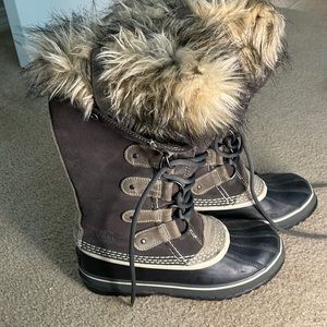 Womens Sorel Snow Boots with faux fur trim, size 8